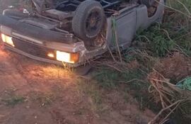 Una persona falleció tras el vuelco de este de esta camioneta en el tramo entre Pilar y Boquerón, Isla Umbú.