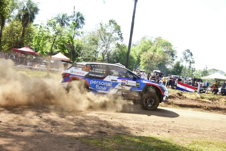 Los pilotos y equipos del Rally del Paraguay 2026 en las pruebas libes oficiales en un tramo de 5,6 kilómetros en la ciudad de Carmen del Paraná, Departamento de Itapúa, Paraguay.