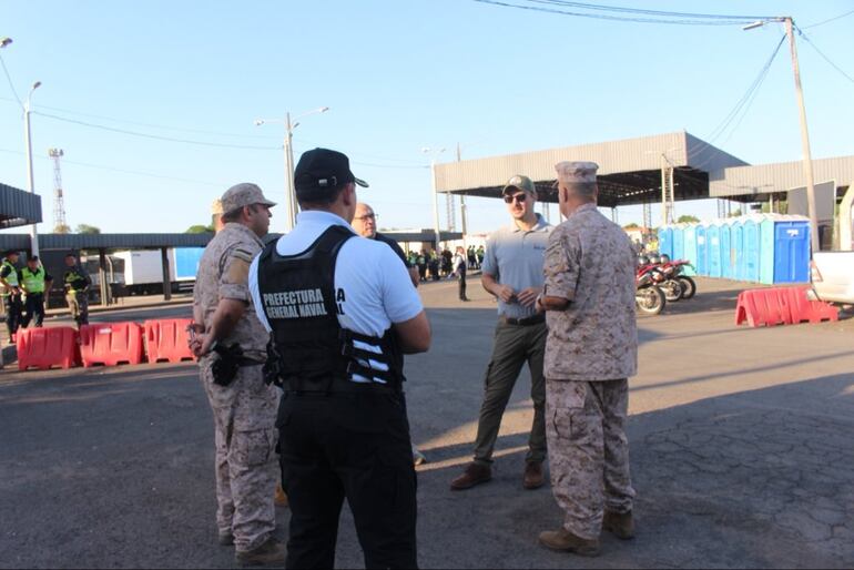 Controles en pasos fronterizos terrestres ante el ingreso masivo de extranjeros para la final de la Copa Sudamericana.