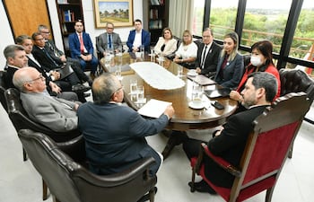 Rectores de universidades públicas calificaron de “irracional” e “ilógico” que el proyecto del cartismo que elimina las bonificaciones salariales del 2026 afecte a docentes, investigadores y decanos entre otros miembros de las altas casas de estudio. Urgen a la Cámara de Diputados modificar el proyecto con media sanción del Senado para que no afecte a las universidades.