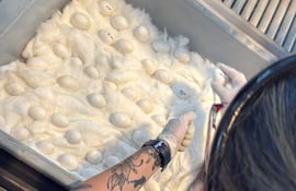 Dos pasajeras malasias fueron detenidas en el aeropuerto con 44 huevos de guacamayos que pretendían llevar a Tailandia.