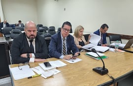 Los abogados Álvaro Arias, José Enrique García y la exfiscala Ana Girala, en la sala de juicio oral y público. La exagente es una de las seis acusadas por supuestos "aprietes" en la Fiscalía de San Lorenzo.