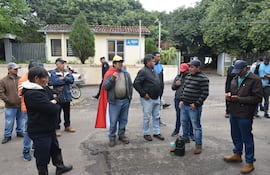 El sector pesquero comercial de Ayolas inició este martes una medida de fuerza por tiempo indefinido frente a la Entidad Binacional Yacyretá.