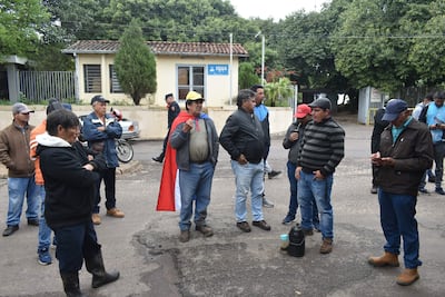 El sector pesquero comercial de Ayolas inició este martes una medida de fuerza por tiempo indefinido frente a la Entidad Binacional Yacyretá.