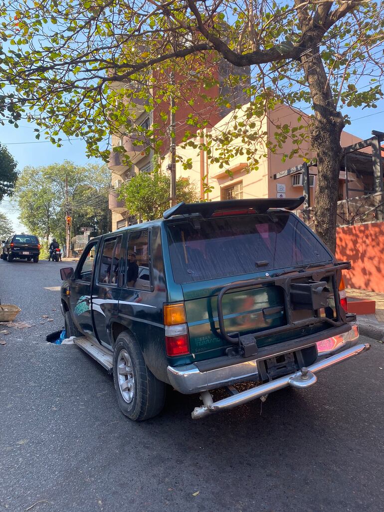 Bache se traga rueda de la camioneta de una conductora.