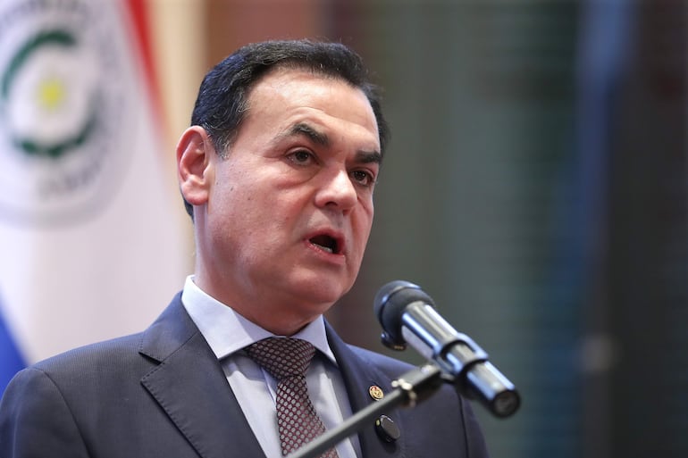El canciller de Paraguay, Rubén Ramírez, habla durante una rueda de prensa en la que dio detalles de la agenda del presidente de Paraguay, Santiago Peña, quien realizará una visita oficial a Venezuela, este viernes en Asunción (Paraguay). EFE/ Juan Pablo Pino