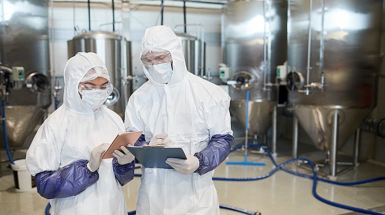 El campo laboral de un licenciado en Química Farmacéutica es sumamente amplio.