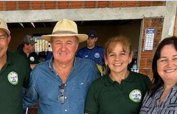 El gobernador de Itapúa Javier Pereira, y la precandidata Monica Scheid (Centro).