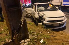 Un automóvil chocó contra una columna y dejó a dos personas heridas.