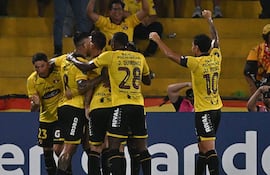 Barcelona's Argentine forward #21 Hector Villalba (Covered) celebrates with his teammates after scoring his team's first goal during the Copa Libertadores phase three first-leg football match between Ecuador's Barcelona and Brazil's Botafogo at the Banco Pichincha Monumental Stadium in Guayaquil, Ecuador on March 3, 2026. (Photo by MARCOS PIN / AFP)