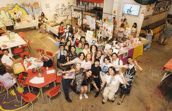 Integrantes de la colectiva de arte Robusta, de la cual es parte la ilustradora Regina Rivas.