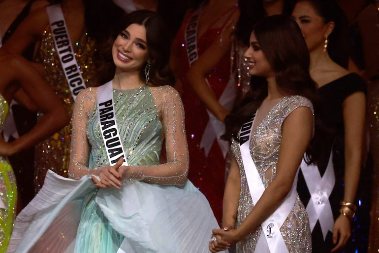 Las dos finalistas de Miss Universo (de izquierda a derecha), Nadia Ferreira, Miss Paraguay, y Harnaaz Sandhu, Miss India, esperan el anuncio de la ganadora durante el 70.º certamen de belleza de Miss Universo en Eilat, ciudad costera del sur del Mar Rojo en Israel, el 13 de diciembre de 2021.