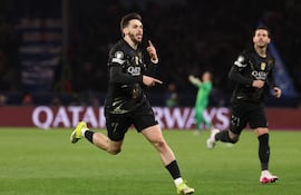 El delantero georgiano del Paris Saint-Germain Khvicha Kvaratskhelia celebra tras anotar el cuarto gol de su equipo durante el partido de ida de los octavos de final de la UEFA Champions League entre el Paris Saint-Germain (PSG) y el Chelsea en el estadio Parc des Princes en París.
