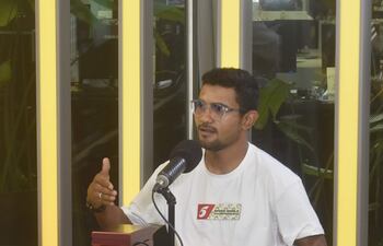 Julio César Mirena, en los estudios de ABC Cardinal, con sus medallas y logros.