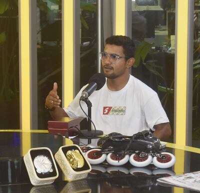 Julio César Mirena, en los estudios de ABC Cardinal, con sus medallas y logros.