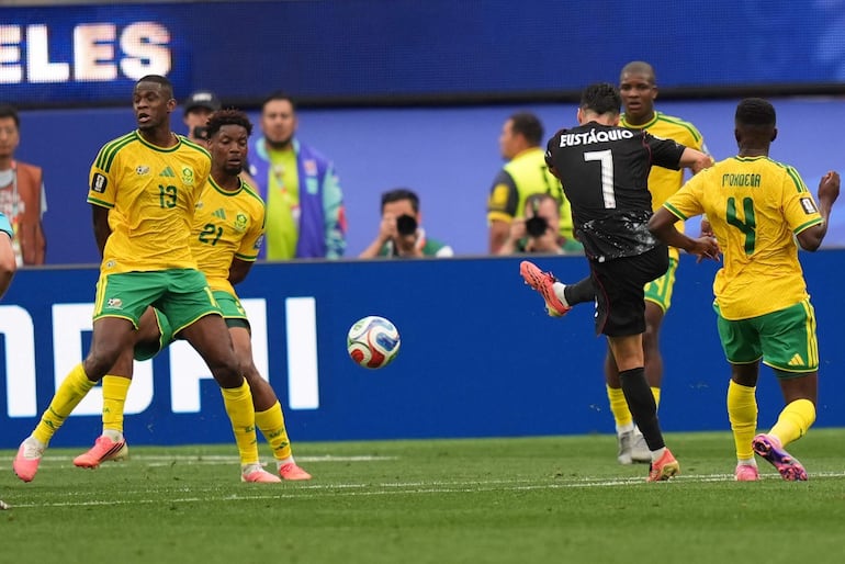 Stephen Eustáquio (C) de Canadá anota el gol de la ventaja por 1-0 durante el partido de los dieciseisavos de final de la Copa Mundial de la FIFA 2026 entre Sudáfrica y Canadá, en Ángeles, EE. UU..