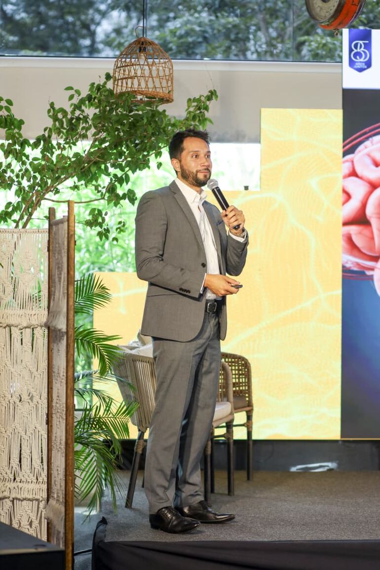 Dr. Adolfo del Canto, de Chile.