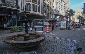 La muestra "El Museo del Prado en las calles de Uruguay" en la Peatonal Sarandí de Montevideo (Uruguay). Considerado un 'icono' de la cultura española, el Museo del Prado aterrizó en Uruguay con una selección de 50 obras reproducidas en "altísima calidad" que busca darse a conocer, en principio, por los transéuntes que a diario circulan por la capital.