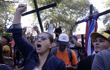 Personas participan en una manifestación este lunes, frente al Palacio de Justicia en Asunción. Funcionarios de diferentes municipalidades de Paraguay se manifiestan en contra de la entrada en vigencia de la Ley de Función Pública y el Servicio Civil.
