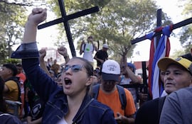 Personas participan en una manifestación este lunes, frente al Palacio de Justicia en Asunción. Funcionarios de diferentes municipalidades de Paraguay se manifiestan en contra de la entrada en vigencia de la Ley de Función Pública y el Servicio Civil.