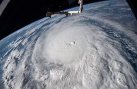 Fotografía del 8 de septiembre de 2024 publicada este miércoles por la Estación Espacial Internacional (EEI) donde se observa el ojo del huracán Milton sobre el Golfo de México. El huracán Milton, de categoría 4, ha crecido de tamaño en las últimas horas en su camino hacia la costa oeste de Florida, estado del sureste de EE.UU.