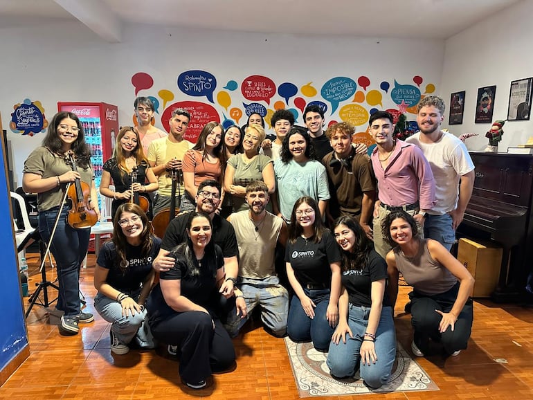 Benja Torres con los chicos de Spinto Música, con los que realizó las intervenciones en Paraguay.
