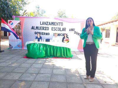La intendenta colorada de Sapucái, Elina Delgado, participó del lanzamiento del programa de almuerzo escolar.