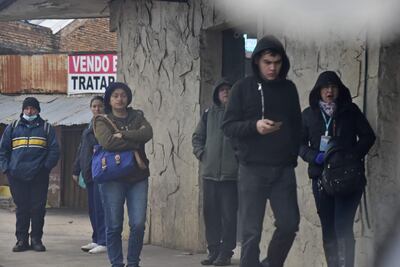 Pasajeros deben soportar largas esperas por las unidades del transporte, ahora expuestos al frío.