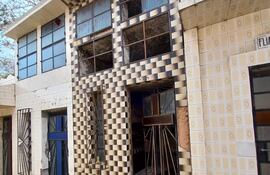 Panteones en los cementerios de Asunción están abandonados y en deplorables condiciones.