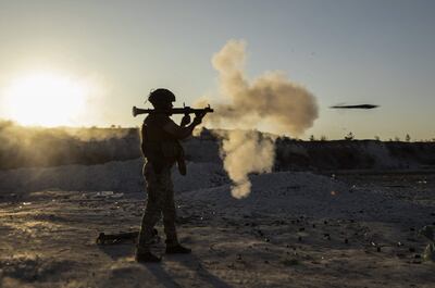 Un soldado ucraniano entrena cerca del frente de batalla en Donetsk, Ucrania, el domingo.