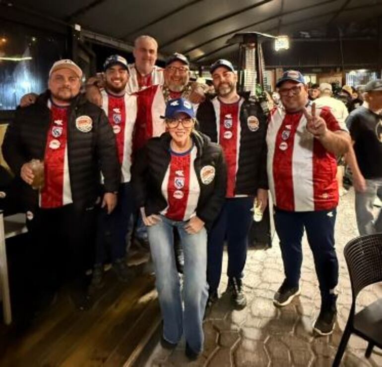 Integrantes de BBQ Py, ganadores del segundo puesto en la competencia intercontinental de asado.