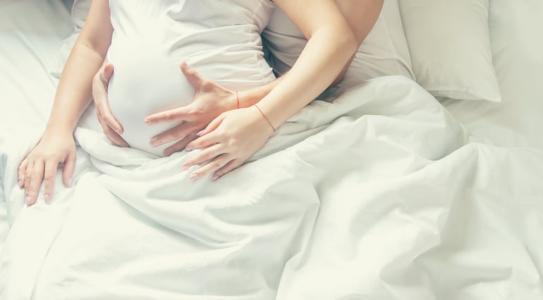 En un embarazo sin complicaciones, las relaciones sexuales suelen ser seguras y no dañan al feto.