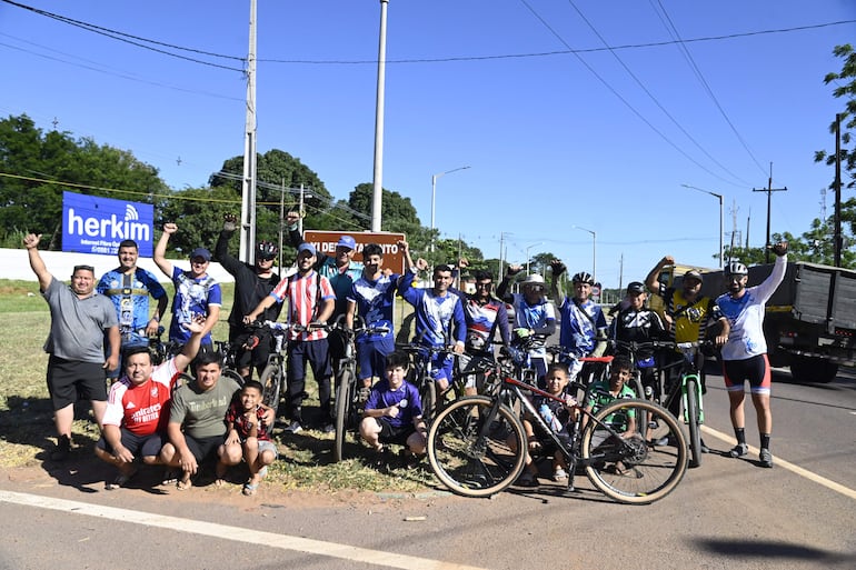 Ciclistas pedalean desde Concepción desde hace 10 años cada festividad mariana, para agradecer a la Virgen. 