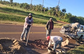 Docentes de Santa María toman la iniciativa y bachean la ruta D059 ante la falta de acción del MOPC, asegurando la seguridad de los conductores y resaltando la organización comunitaria.