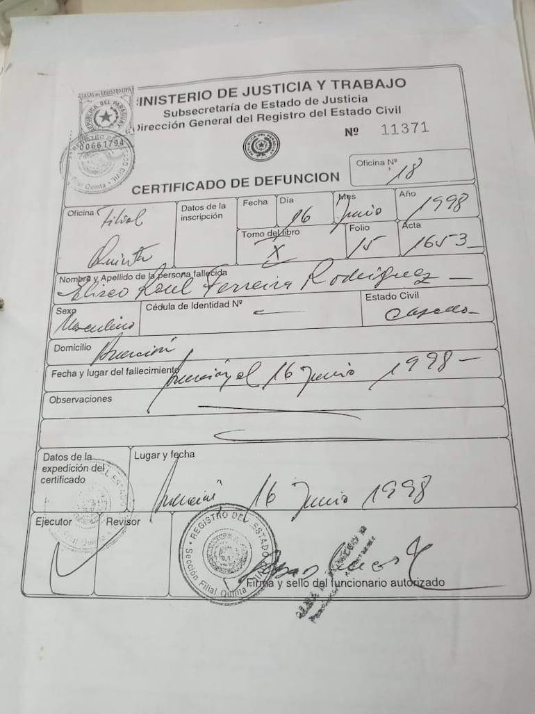 Certificado de defunción de Ciro Raúl Ferreira Rodríguez, con sellos y firmas oficiales, documento oficial desgastado.