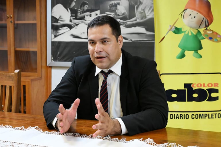 René González entrevista a Tagüide Picanerai en la sala de reuniones del diario Abc Color Multimedios