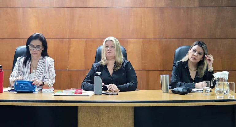 Integran el Tribunal de Sentencia Especializado en Delitos Económicos las juezas Sonia Sánchez (izq.), Elsa García (presidenta) y Ana Rodríguez Brozón.
