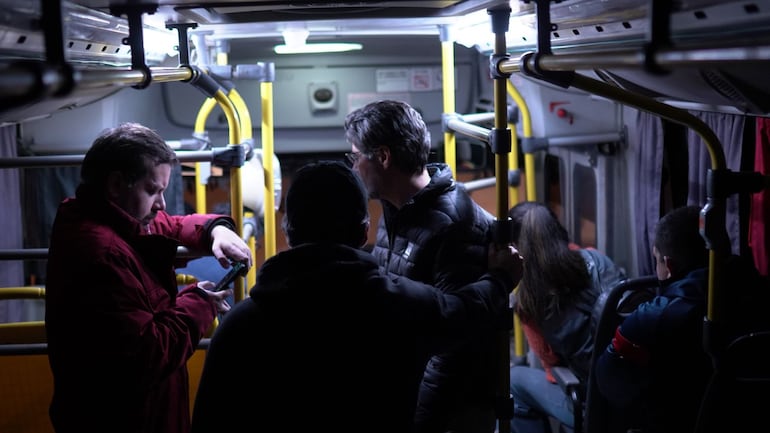 Pasajeros en un bus que funciona en la red Búho para el servicio nocturno.