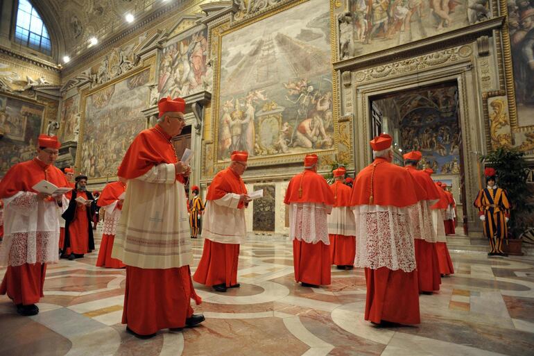 Imagen cedida por el periódico del Vaticano 'Osservatore Romano' que muestra a varios cardenales en la capilla Sixtina, antes del comienzo del cónclave DE 2013. (ARCHIVO)