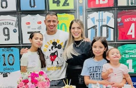 ¡Hermosa familia! Derlis González y la cumpleañera Karimi Chávez con sus hijas: Karimi Eliane, Isabella y Kerly.