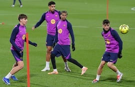 El retorno a las prácticas del uruguayo Ronald Federico Araujo da Silva (c) junto a Lamine Yamal, fue la principal novedad en el entrenamiento del Barcelona este lunes en el Estadio Johan Cruyff, ante unos 5.530 aficionados.