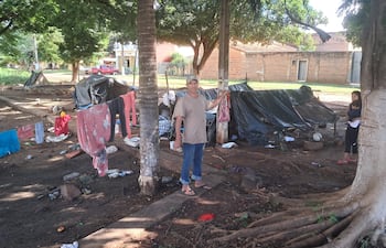 VDB El nativo Salomon Ojeda, mostrando las precarias carpas montadas al costado de la Ruta Py 02 en Coronel Oviedo.