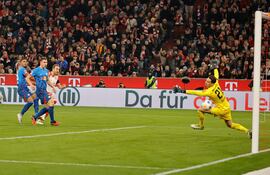 Munich (Germany), 24/02/2024.- Munich's Harry Kane scores a goal during the German Bundesliga soccer match between FC Bayern Munich and RB Leipzig in Munich, Germany, 24 February 2024. (Alemania) EFE/EPA/RONALD WITTEK CONDITIONS - ATTENTION: The DFL regulations prohibit any use of photographs as image sequences and/or quasi-video.