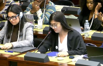 Sara Jorge, del Colectivo de Niñas, Niños, Adolescentes y Mujeres con Discapacidad (Discasfem) hizo uso de la palabra. A su lado, María José Durán, de la Coalición redactora del Informe Sombra.
