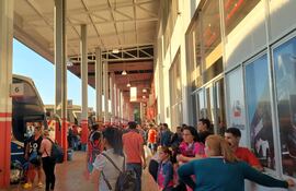 Los usuarios de Estación de Buses de Asunción (EBA) ya empiezan a movilizarse hacia el interior del país.