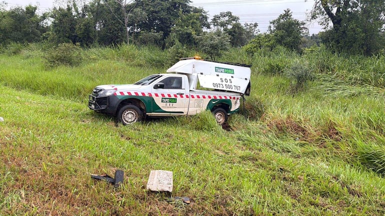 vdb El móvil de auxilio de la emprea Tape Porâ que se encontraba estacionado y que fue embestido por el rodado al mando del fiscal ahora fallecido  Edgar Torales.