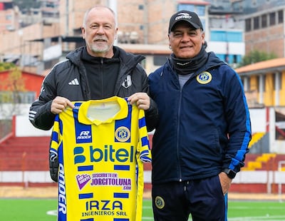 Celso Rafael Ayala (derecha), con el seleccionador de Perú, el brasileño Mano Menezes.