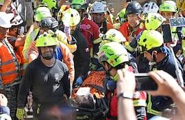 El guardia de seguridad y superviviente Hernánn Gil, finalmente fue sacado de entre los escombros de un edificio afectado por los terremotos que azotaron Venezuela hace una semana.