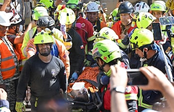 El guardia de seguridad y superviviente Hernánn Gil, finalmente fue sacado de entre los escombros de un edificio afectado por los terremotos que azotaron Venezuela hace una semana.