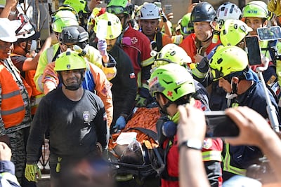 El guardia de seguridad y superviviente Hernánn Gil, finalmente fue sacado de entre los escombros de un edificio afectado por los terremotos que azotaron Venezuela hace una semana.